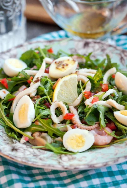 Ensalada de calamares frescos, huevos y rúcula —  Fotos de Stock