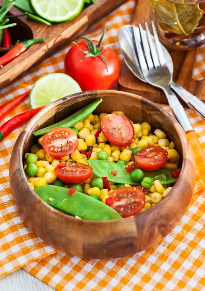 Friss saláta, kukorica, borsó, paradicsom és chili — Stock Fotó