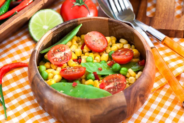 Свежий салат с кукурузой, горохом, помидорами и чили — стоковое фото