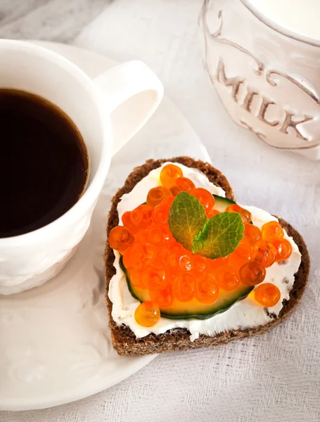 Romántico desayuno-tostadas con caviar rojo y café —  Fotos de Stock