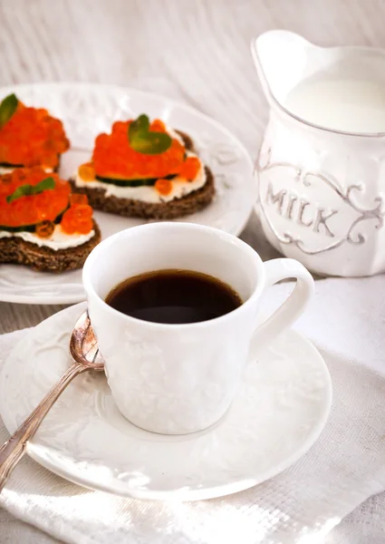Desayuno romántico con café y tostadas — Foto de Stock