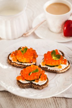 Kırmızı havyar ve kahve ile romantik kahvaltı tost