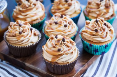 Krem peynir, karamel ve çikolata ile cupcakes