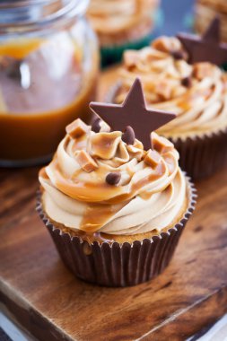 Krem peynir, karamel ve çikolata ile cupcakes