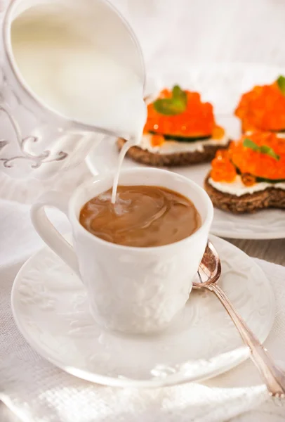 Romantisk frukost med kaffe och rostat bröd — Stockfoto