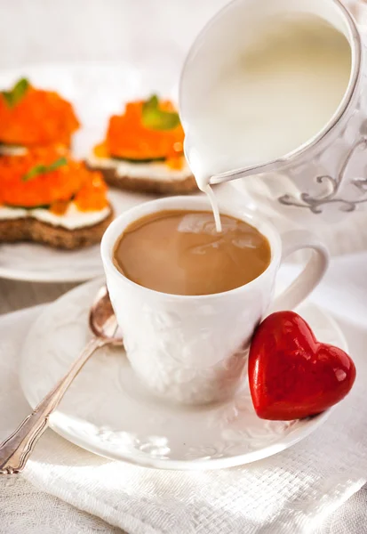 Романтический завтрак с кофе и тостами — стоковое фото