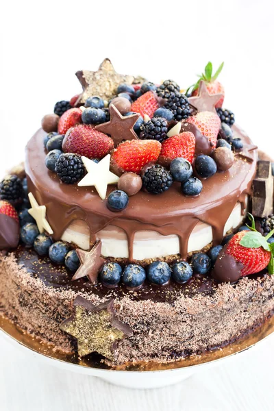 Chocolate cake met icing, versierd met vers fruit — Stockfoto