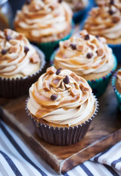 Cupcake con crema di formaggio, caramello e cioccolato — Foto Stock