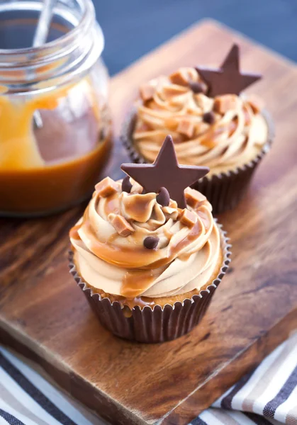 Pasteles con queso crema, caramelo y chocolate — Foto de Stock