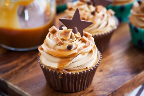 Cupcakes with cream cheese, caramel and chocolate — Stock Photo, Image