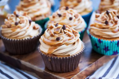 Krem peynir, karamel ve çikolata ile cupcakes