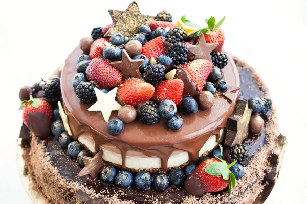 Chocolate cake with icing, decorated with fresh fruit — Stock Photo, Image