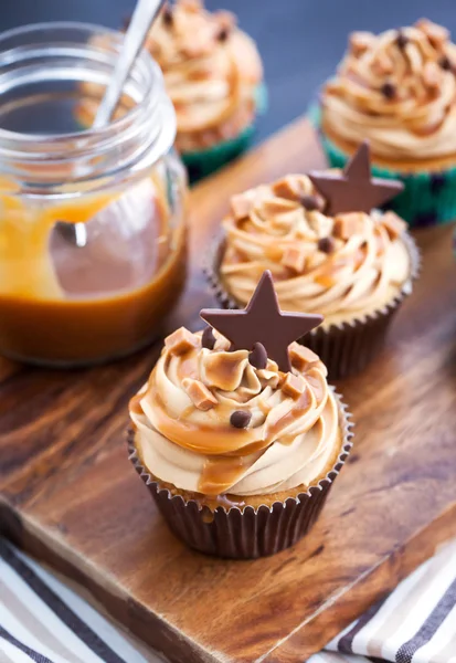 Krem peynir, karamel ve çikolata ile cupcakes — Stok fotoğraf