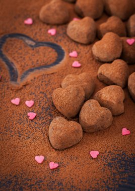Kalp şeklinde çikolata truffles