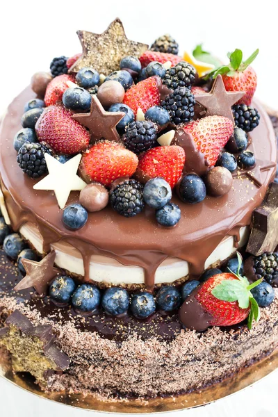 Chocolate cake met icing, versierd met vers fruit — Stockfoto