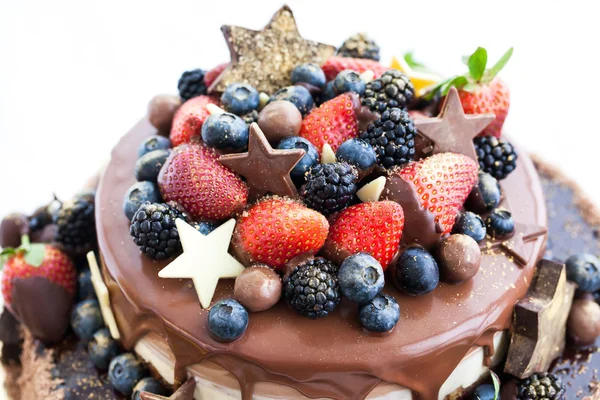 Chocolate cake met icing, versierd met vers fruit — Stockfoto