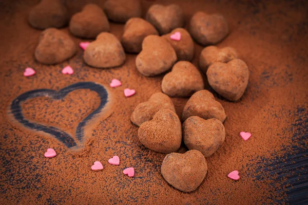 Kalp şeklinde çikolata truffles — Stok fotoğraf