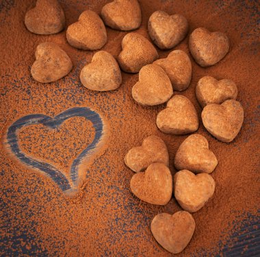 Kalp şeklinde çikolata truffles