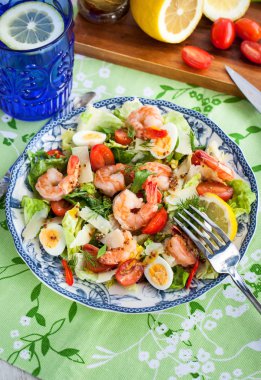Taze karides, yumurta ve sebze salatası