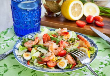 Taze karides, yumurta ve sebze salatası