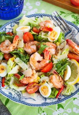 Taze karides, yumurta ve sebze salatası