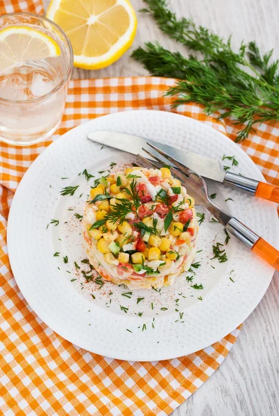 Färska grönsaker och krabba sallad majonnäsdressing — Stockfoto