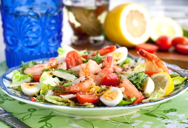 Salade de crevettes, œufs et légumes frais — Photo