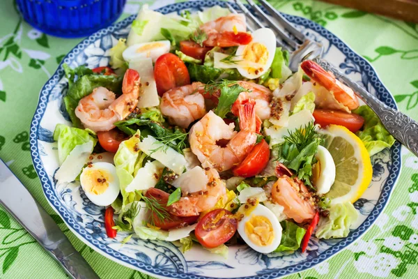 Camarões frescos, salada de ovos e legumes — Fotografia de Stock