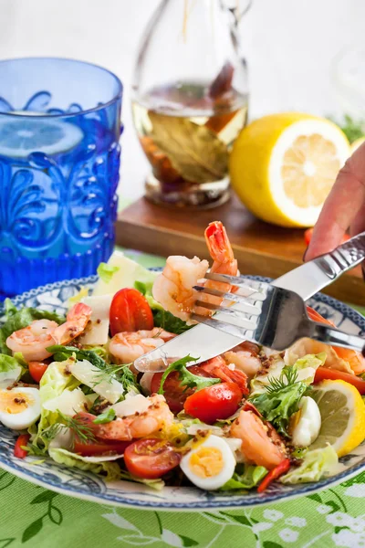 Ensalada de gambas frescas, huevos y verduras — Foto de Stock