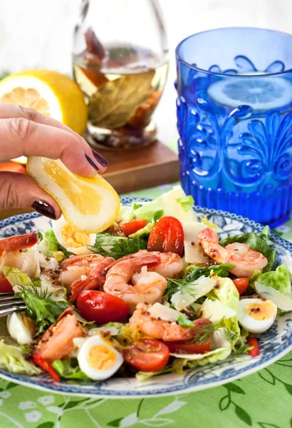 Fresh shrimps, eggs and vegetables salad — Stock Photo, Image