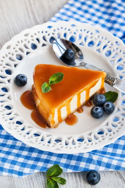 Cheesecake with caramel sauce — Stock Photo, Image