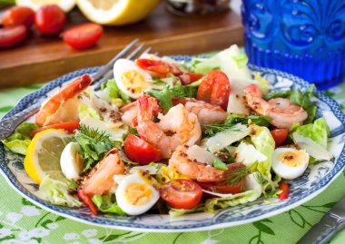 Taze karides, yumurta ve sebze salatası