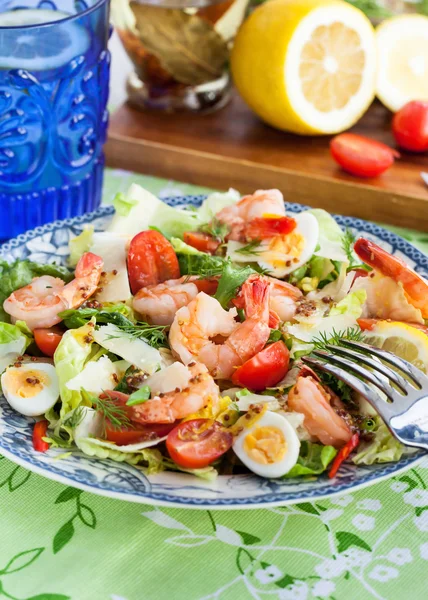 Čerstvé krevety, vejce a zelenina salát — Stock fotografie