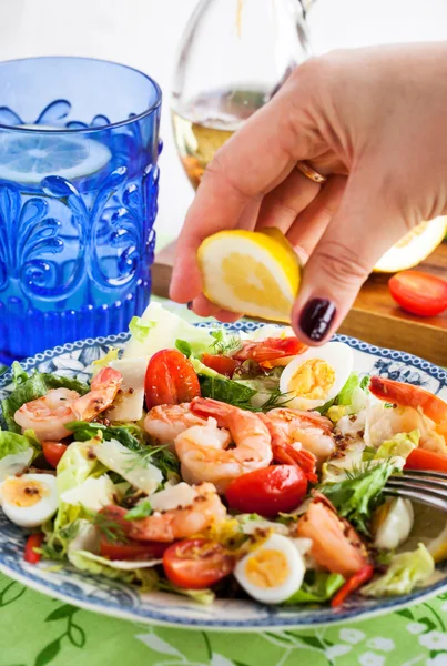 Ensalada de gambas frescas, huevos y verduras — Foto de Stock