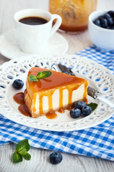 Cheesecake with caramel sauce — Stock Photo, Image