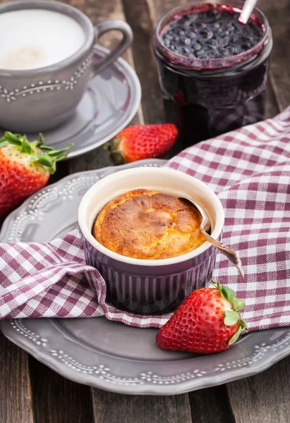 Porzione di casseruola di fiocchi di latte e tazza di caffè — Foto Stock