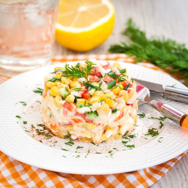 Ensalada de verduras frescas y cangrejo con mayonesa Imagen de stock