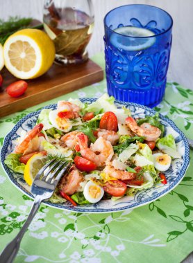 Taze karides, yumurta ve sebze salatası