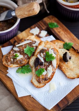 Mantar ve parmesan bruschetta 
