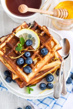 Limon böğürtlenli gözleme bal ile