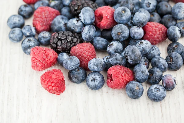 Fresh blueberry, blackberry and raspberry — Stock Photo, Image