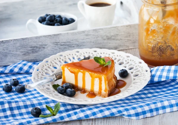 Tarta de queso con salsa de caramelo — Foto de Stock