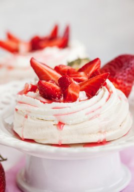  Taze çilek ile dekore edilmiş Pavlova beze pasta