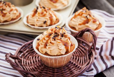 Karamel soslu lezzetli kek