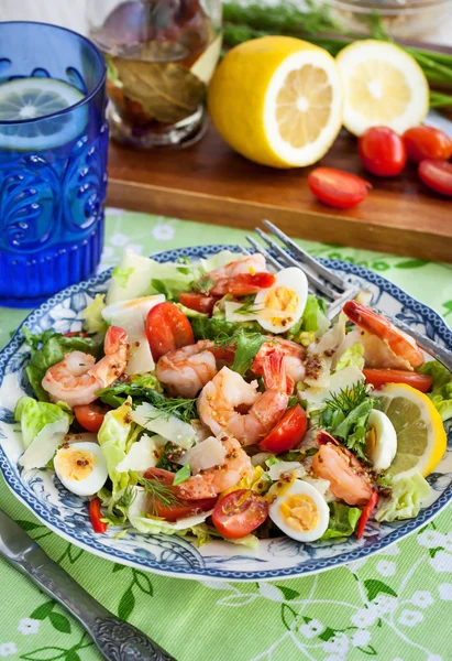 Salade de crevettes, œufs et légumes frais — Photo