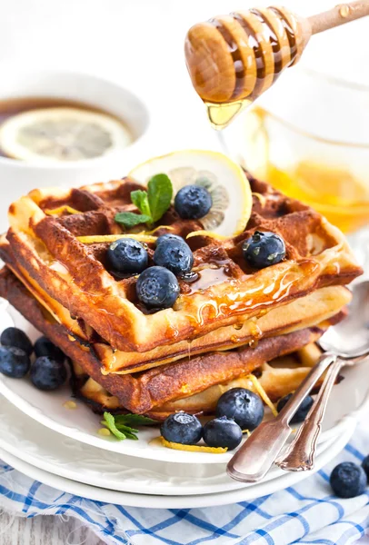 Waffles de mirtilo de limão com mel — Fotografia de Stock