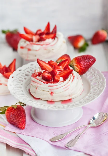 帕夫洛娃酥皮蛋糕装饰着新鲜草莓 — 图库照片