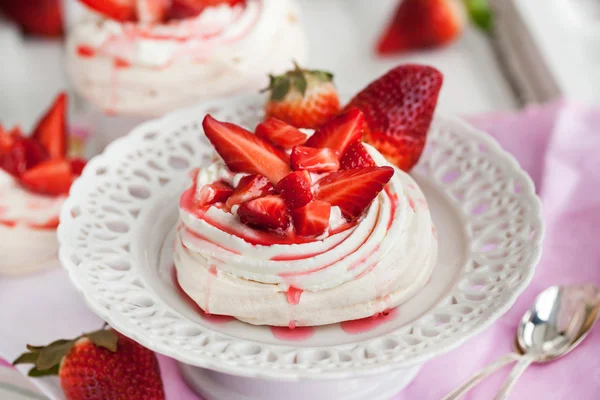 Pavlova Baiser Kuchen mit frischen Erdbeeren dekoriert — Stockfoto