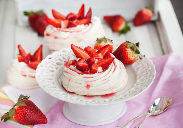 Pavlova Baiser Kuchen mit frischen Erdbeeren dekoriert — Stockfoto