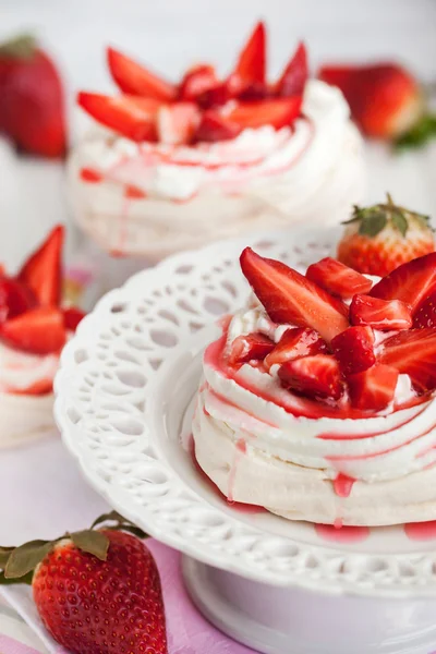 Tarta de merengue Pavlova decorada con fresa fresca —  Fotos de Stock